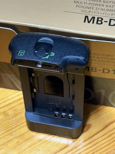 D10 vertical battery grip - vertical,